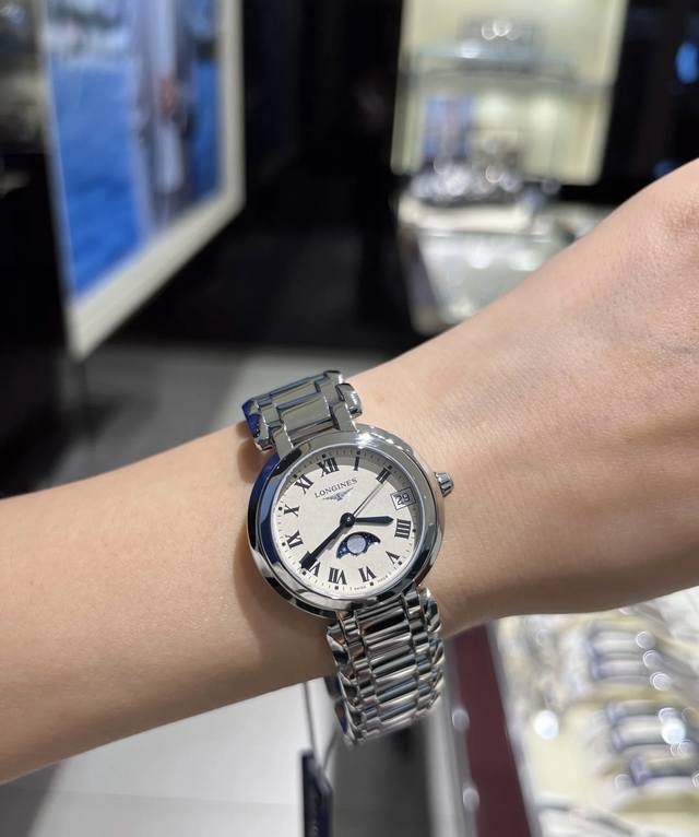 复古优雅 浪琴心月罗马字月相款浪琴心月系列罗马字这款真的绝绝子，30.5Mm的表镜大气又时尚，月相设计复古优雅又显气质，月相的变化让月亮的阴晴圆缺在手腕间流转，