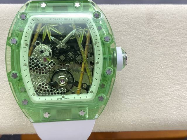 Rm 理查德Richard Mille 熊猫吃金竹 透明水晶Rm26-01陀飞轮腕表 栩栩如生的熊猫身上镶嵌着闪闪发亮的宝石，休闲咀嚼着翠竹，犹如一幅画，精致、