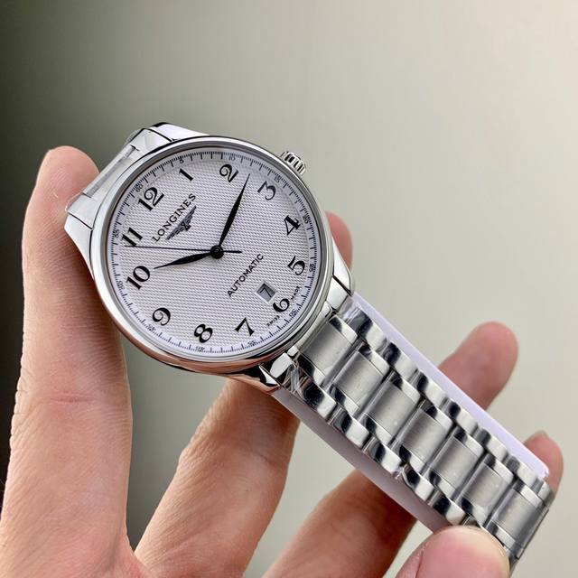 浪琴名匠系列，最好的名匠 ，搭载机芯，316L精钢，蓝宝石镜面，精钢表带进口头层小牛皮，表盘立体油压纹与一致，自动陀斜纹处理，令手表更完美诠释！