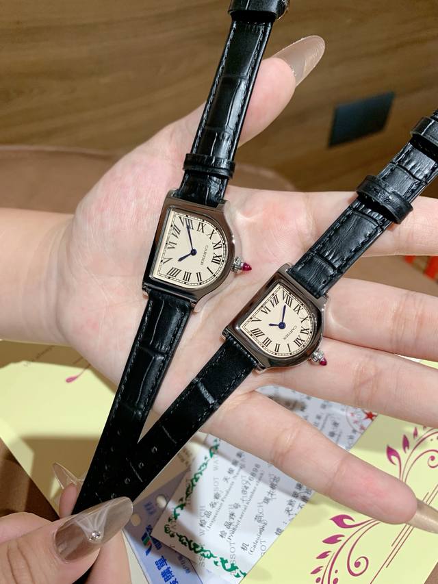 玫金 卡地亚座钟系列。卡地亚Cloche 腕表的历史可以追溯至1920年，是 Cartier 产量最少的系列作品之一。腕表得名于奇特的表壳形状 水平放置时看起来