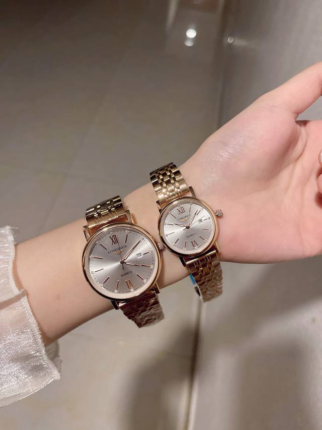 金壳+20 钢带+20浪琴精品情侣腕表 经典三针设计 尊贵大气 绅士风范 卓越品质 热卖全城 采用进口石英机芯 顶级316精钢表壳 进口小牛皮表带 矿物质超强镜