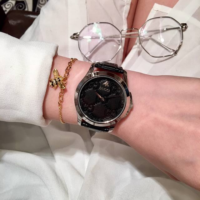 古驰-Gucci小蜜蜂 女士腕表 原装进口石英机芯 316L精钢表壳 真牛皮表带 直径38Mm 该款腕表备受女性喜爱，在不同的场合映耀着她们各自的独特个性与迷人