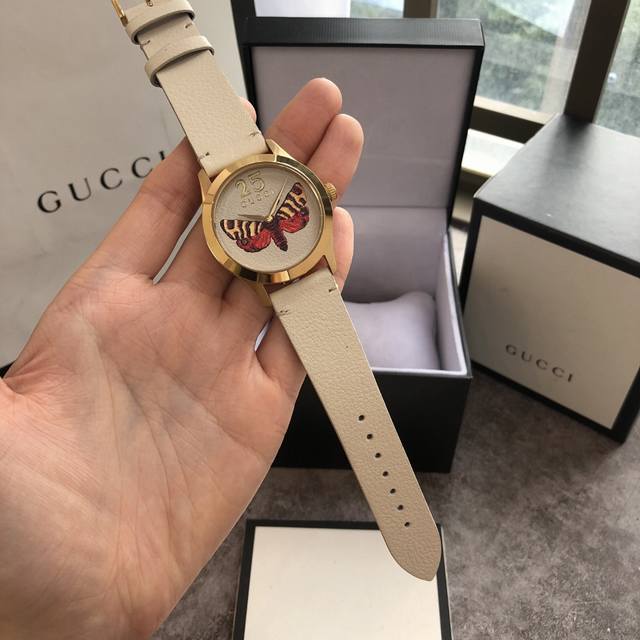 真皮表面 最新经典百搭款 Gucci古驰G-Timeless Ya1264062啡，38*10Mm石英中性表，以全息图效果打造三维立体感，浮雕表面饰有Gucci