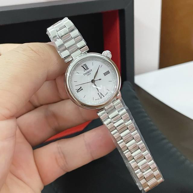 金+20原单梭T152型號 2025最新款火爆全網的小美人最最最新款出貨啦。瑞士石英机芯。精钢材质，蓝宝石玻璃镜面，萬年新品歪表冠戴出個性 表盘采用天然贝壳制作