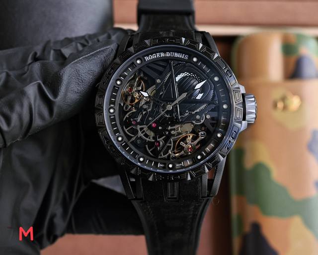 黑金+20罗杰 .自动上链机芯，表壳：46毫米 , Sapphire Crystal Carbon 钛合金 黑色Dlc 涂层钛合金，镌刻日内瓦印记。倍耐力橡胶表