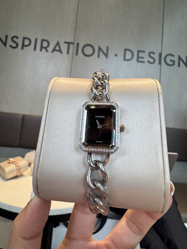 金白同价香奈儿Chanel小方糖女士石英腕表，尺寸2126Mm.搭载进口石英机芯，方形多边形大切边度膜玻璃镜面，钻石切割工艺，始终保持无痕清透，搭配精钢链条表带