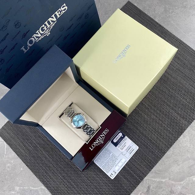 心月30Mm，不同之处一目了然。夏日多巴蓝与心月的梦幻交织！请认准独家货源！不要被市面上便宜货所蒙蔽。单一个机芯成本就可以买他几个成表。更别说壳套，真钻面，电镀