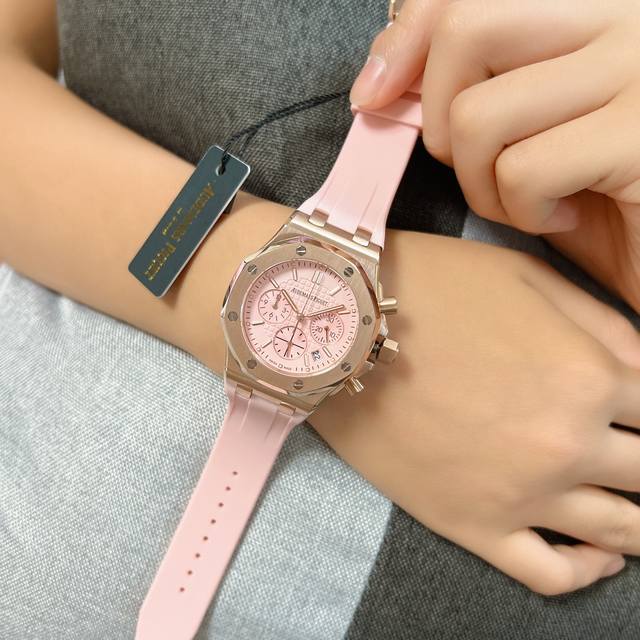 光圈白 金 品牌：爱彼-Ap系列：皇家橡树离岸型系列类型：女士计时腕表材料：316L精钢机芯：石英Vk67机表镜：防眩光处理水晶玻璃 兰宝 表带：高级进口料胶带