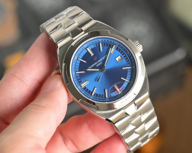 钢带 ，胶带 A壳，江诗丹顿纵横四海系列4500Vvacheron Constantinoverseas这款腕表采用41Mm精钢表壳和904L表链，原版开模复刻
