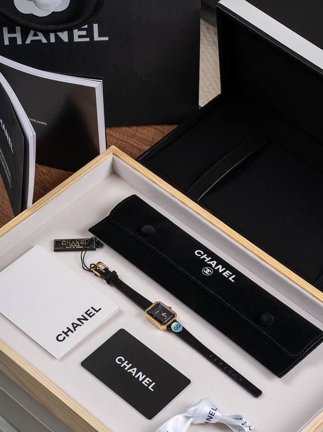 Gg 针扣 香奈儿Chanel黑金小方糖女士石英腕表，尺寸2025Mm.搭载进口石英机芯，方形多边形大切边度膜玻璃镜面，钻石切割工艺，始终保持无痕清透，搭配丝绒