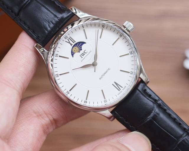 白 、金 ，钢带20男人挚爱 三针腕表 最新 ：万国最佳设计独家首发 类型 ：精品男士腕表 表带 ：真牛皮 316表带 机芯 ：全自动机械机芯 镜面 ：矿物质强