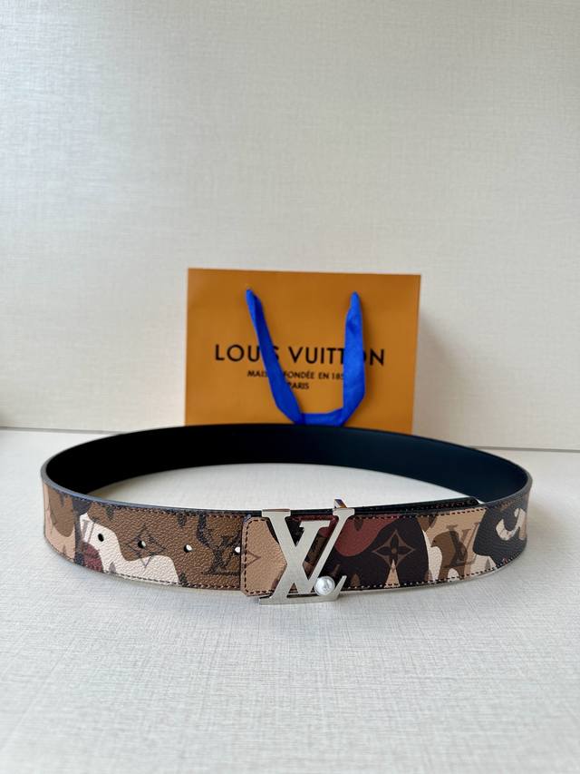 Lv Initials Mng Bandana double-sided belt is a striking redesign of the classic