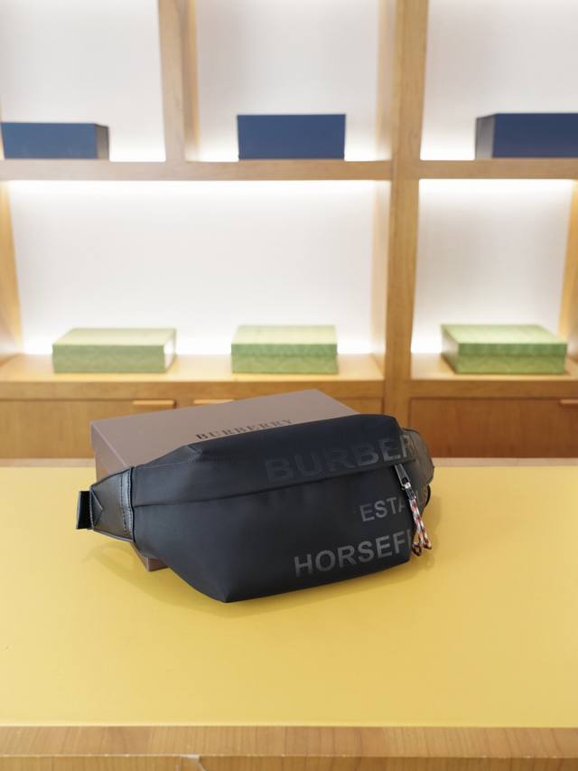 Burberry's official website synchronized high-end waist bag and chest bag, a tim