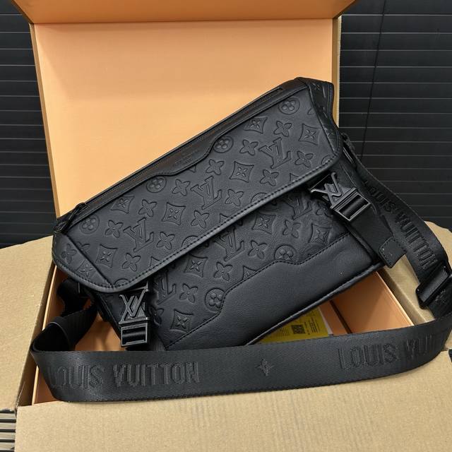 Louisvuitton Lv cowhide messenger bag Voyage handbag flap shoulder bag large cap