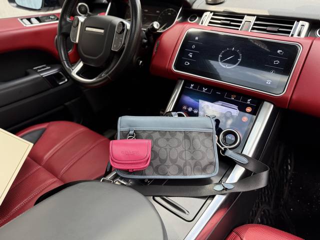 A new high-end Coach shoulder bag. This Coach Heritage 25 classic monogram color