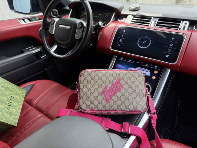 A new high-end Gucci shoulder bag. This Gucci messenger bag features a classic p