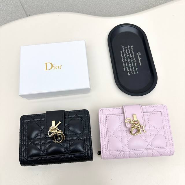 Dior 8353 Color: Black and Pink Size: 13.5X9.5X3.5 The latest model from the cou