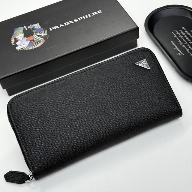 Prada M01 Color: Black Small Triangle Label Size: 19*10.5*3.5 Prada's latest mod