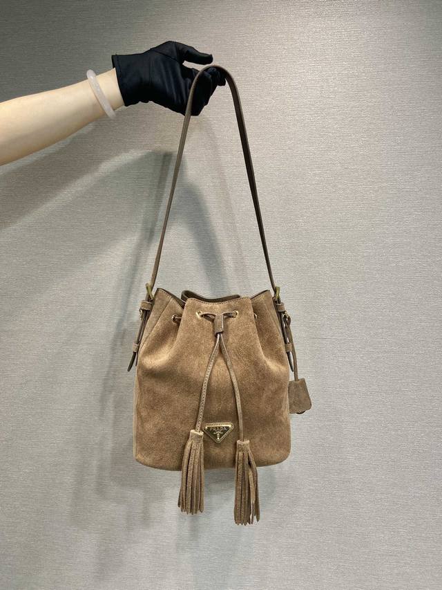 New Bucket Bag 1Be079 Suede This versatile and easy-to-wear bucket bag features