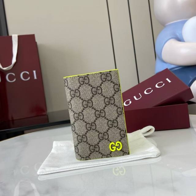 This premium two-tone card holder is a masterpiece from the Pre-Fall 2025 colle