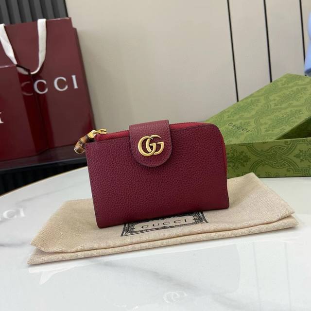 Top-of-the-line Gg Marmont wallet. Crafted from timeless, wine-colored leather,