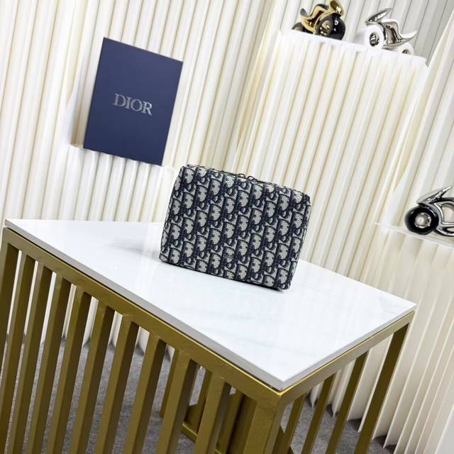 The most premium version on the market. Compare Travel Clutch Beige and Black O