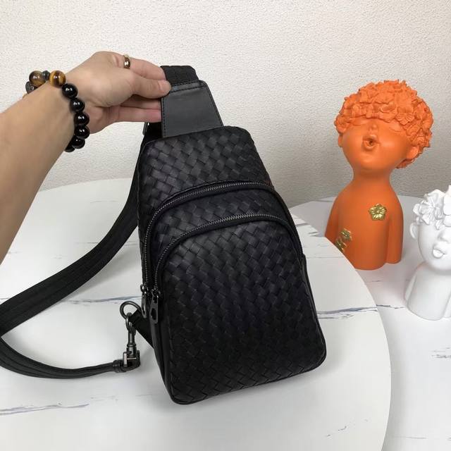 Bv men's chest bag, leaning towards simplicity, with leather as the key feature,