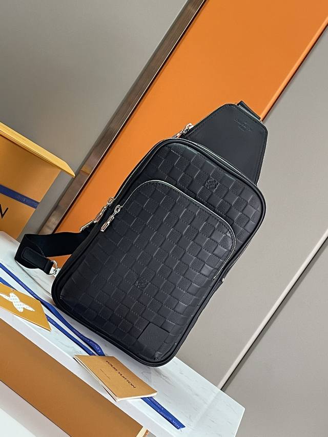 Original, original design, featuring all-steel hardware. This Avenue shoulder b