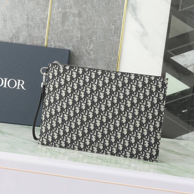 A4 Clutch Beige and Black Oblique Print Reference: 2Esca491Yse Ho5E This A4 clut