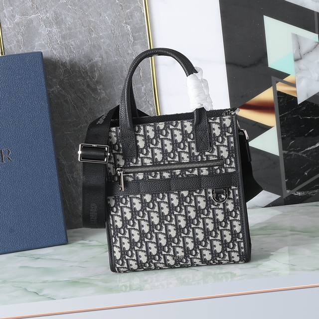 Top-grade original Diorsafari North-South Small Handbag DDD. This Safari North-S