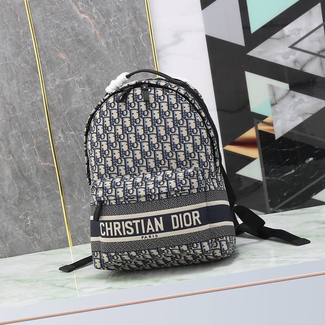 The small Di0R Oblique backpack is really beautiful. It's super beautiful. The e