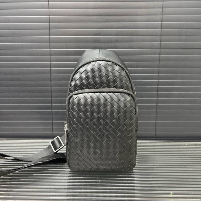Bottega Veneta hand-woven men's chest bag, shoulder bag, crossbody bag, classic