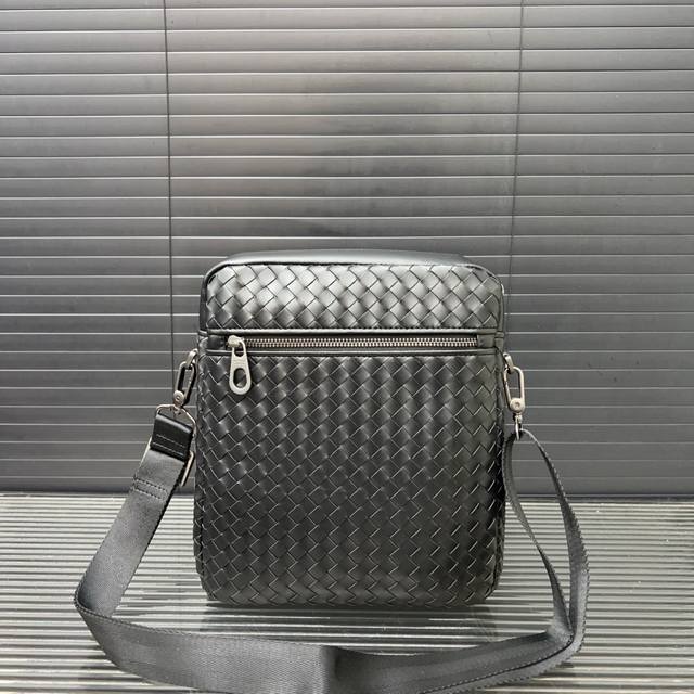 Bottega Veneta hand-woven men's shoulder bag crossbody bag classic and versatile