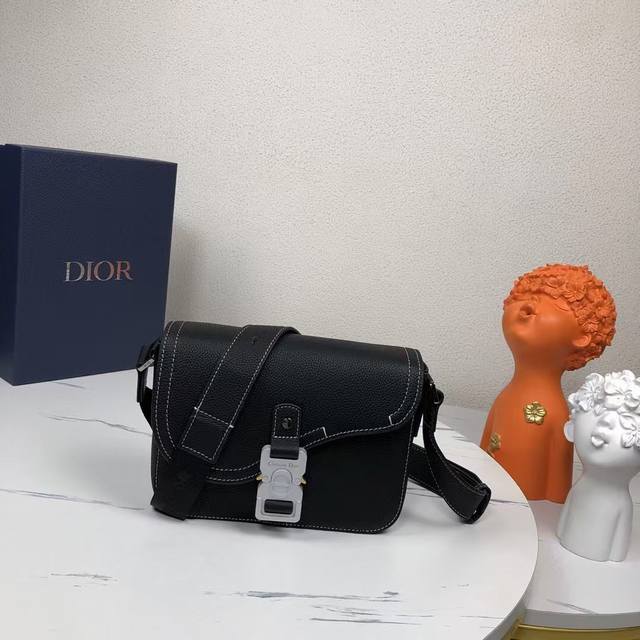 The highest version on the market, welcome to compare This saddle messenger bag