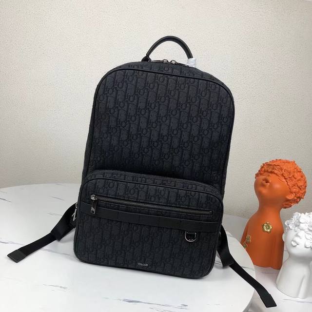 The most premium version on the market. Compare Safari Backpack in Black and Di