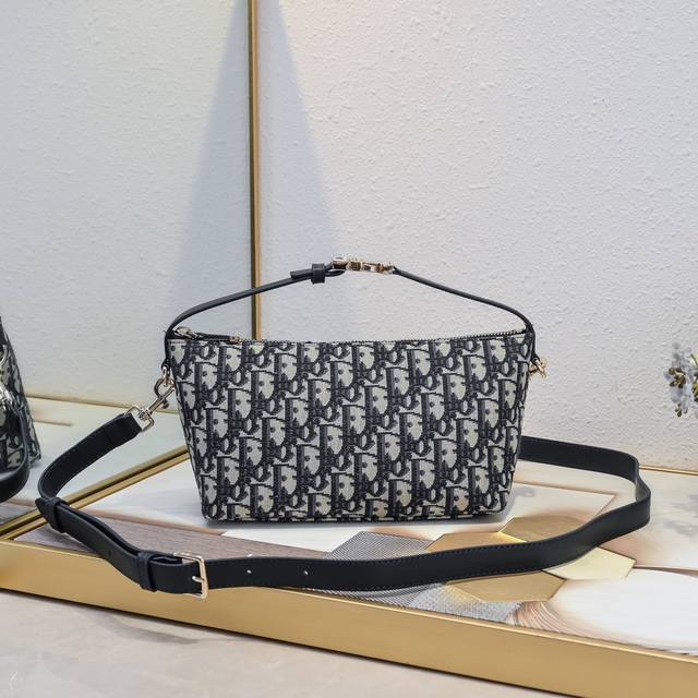 Diortravel Nomad Clutch Monogram Calfskin Oversized Cannage This season's new Di