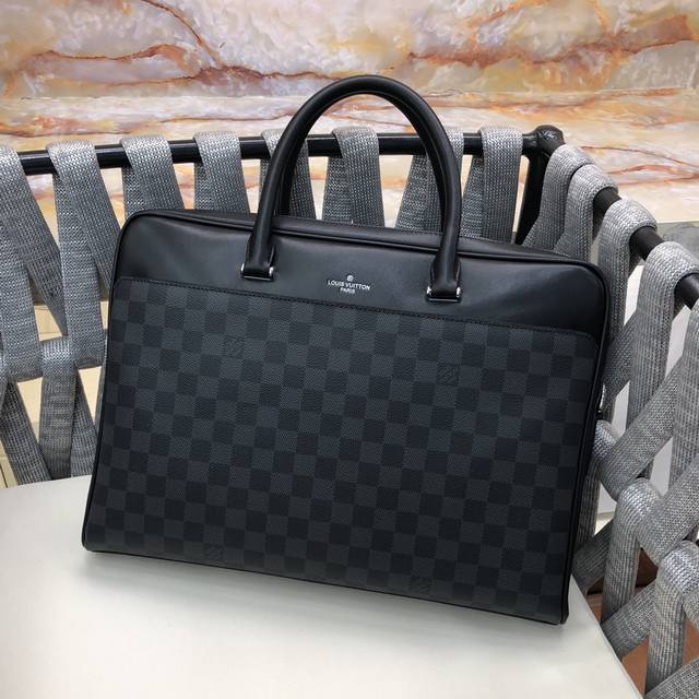 The latest and hottest Lv Louis imported leather men's briefcase, handbag, and
