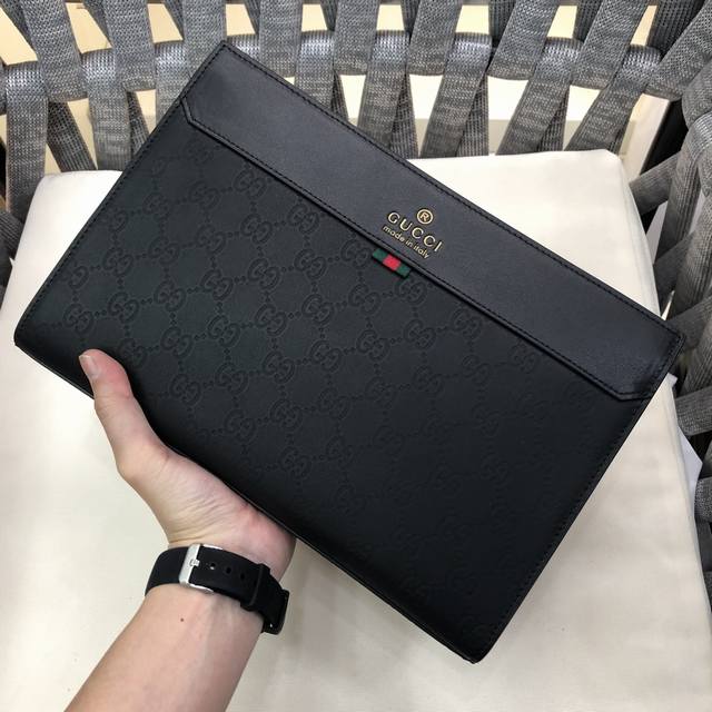 Gucci 's latest Gucci clutch features a spacious interior. This new Gucci bag is