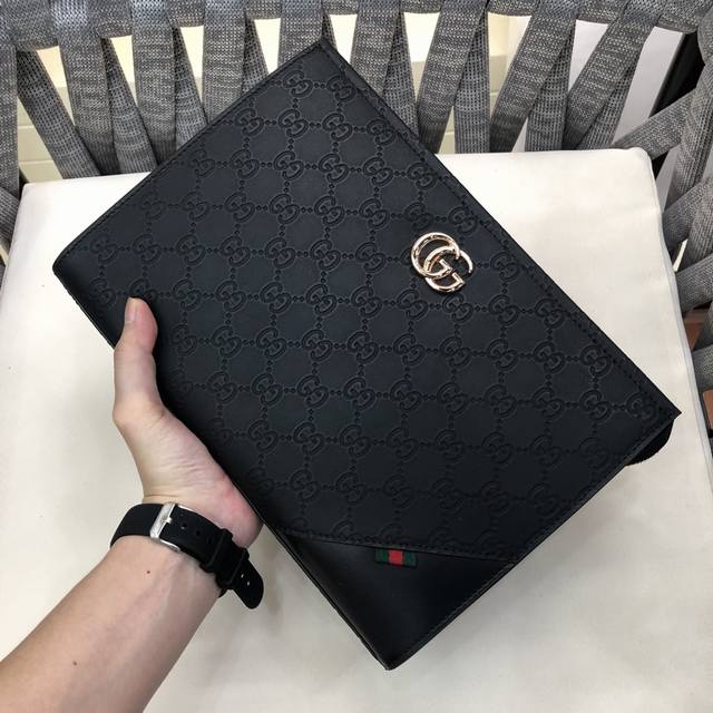 Gucci clutch. Gucci's latest wallet features a large capacity. This new Gucci ba
