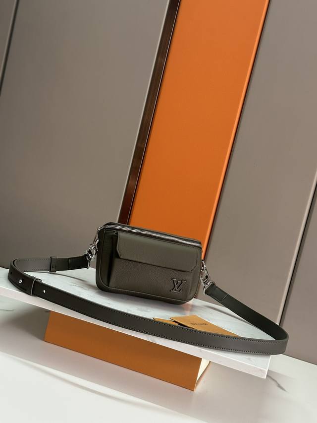 Original, premium design with all-steel hardware. This Pilot Mini Handbag featu