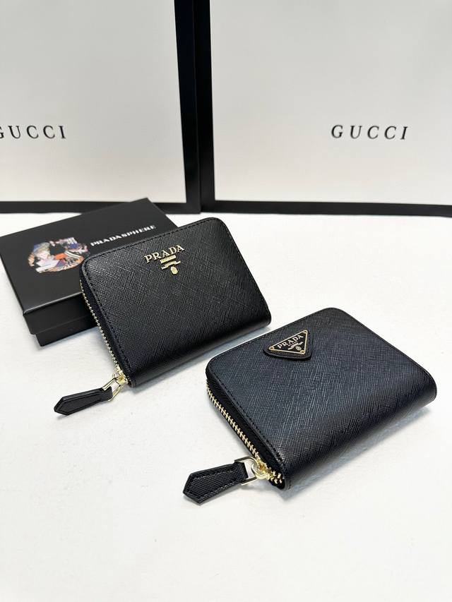 Color: Black Size: 11X7 Prada classic wallet and card holder, made of cross-gra