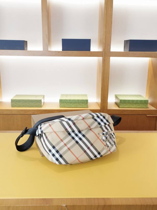 Burberry's official website synchronized high-end waist bag and chest bag, a tim