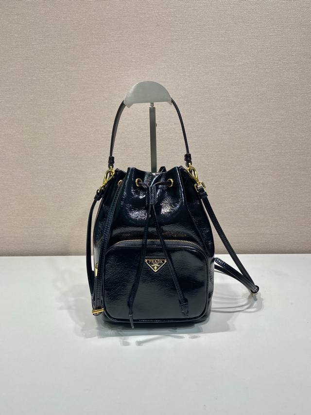 Lacquer wax leather 1Bh038 bucket bag This bucket bag is made of imported lacqu