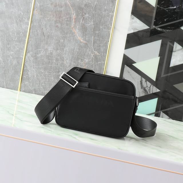 Classic new style 2Vh144 original goods are made of imported nylon, Saffiano lea