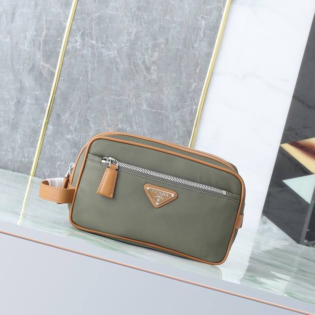 Top-notch original quality! Model 819, this practical and stylish small bag is