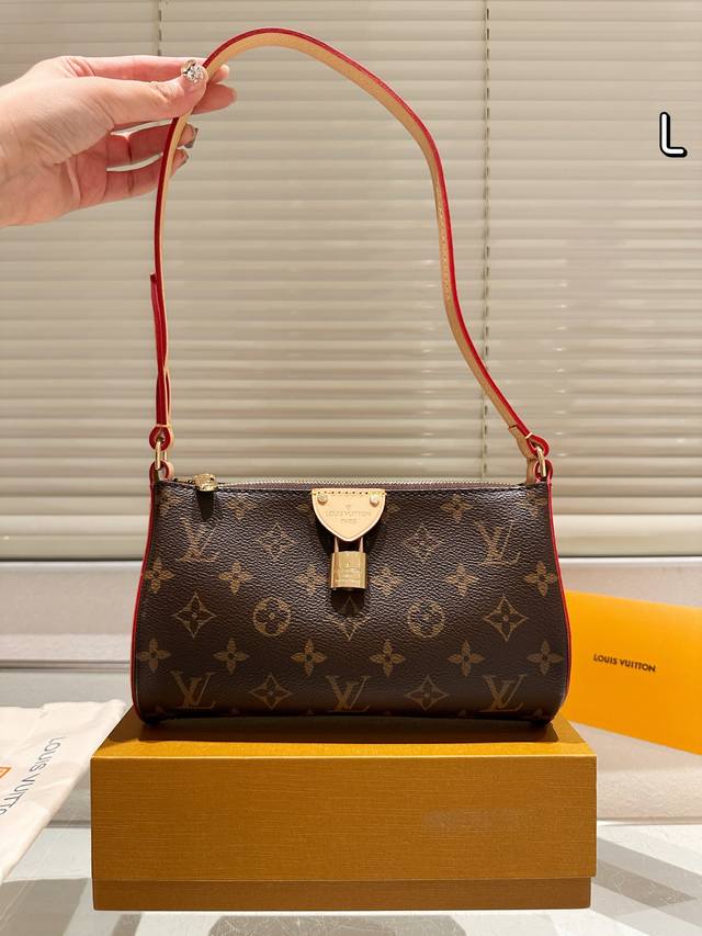 Original Lv new underarm bag There is a lock on the front of the bag, and a smal