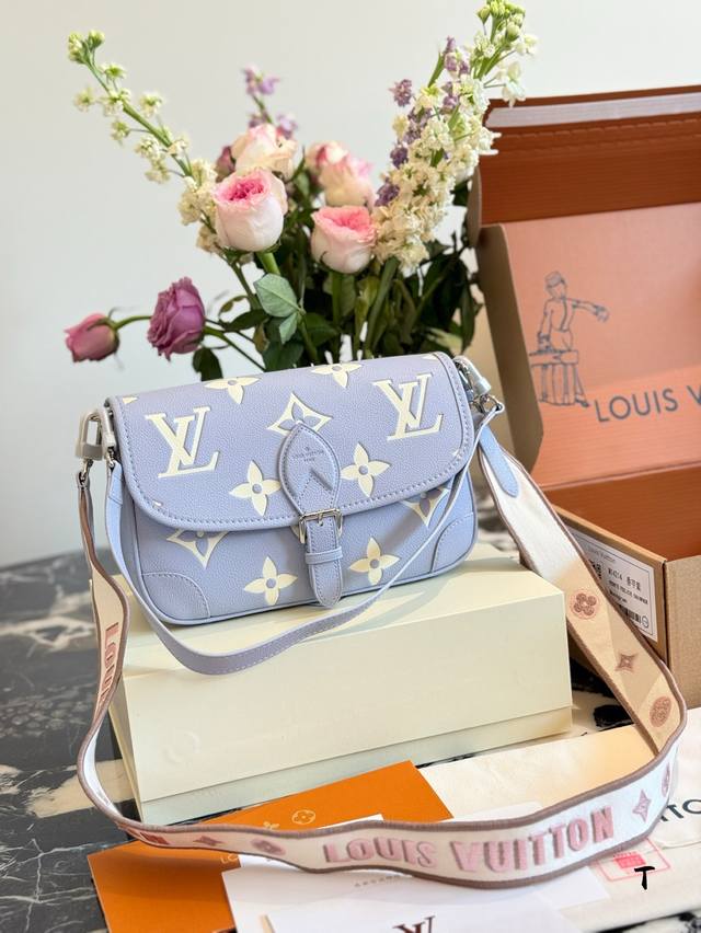 Lv's new taro-colored baguette review I've been loving this new baguette lately.