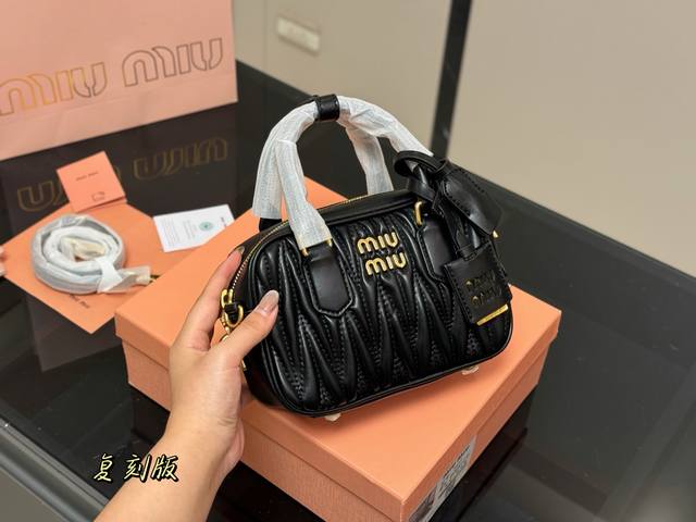 Upgraded version with box Size: 20*14Cm Miumiu bowling bag is just the right amo