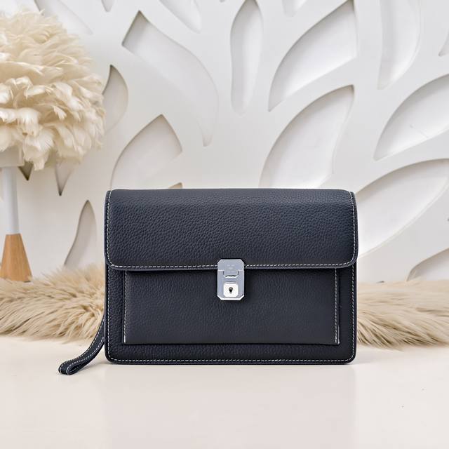 Hermes - Hermes' latest men's handbags are made of top-grade calfskin, with nob