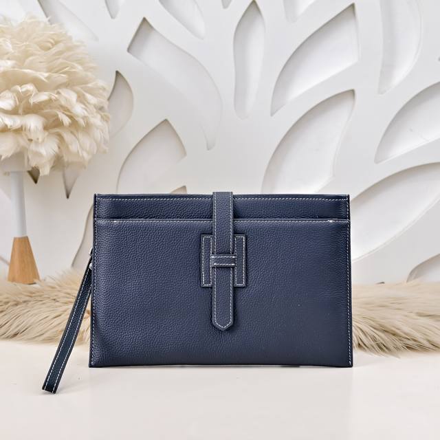 Hermes - Hermes' latest men's handbags are made of top-grade calfskin leather w